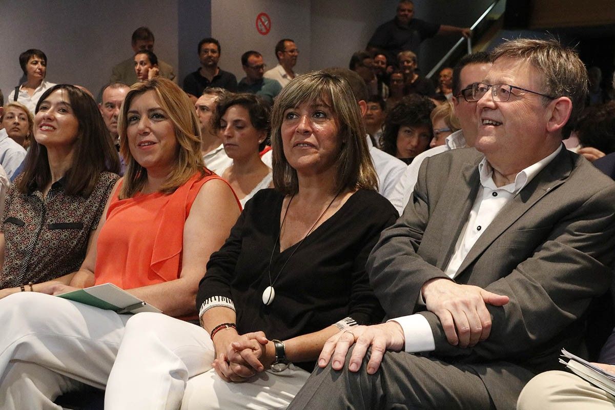 Les alcaldesses de l'Hospitalet i Santa Coloma, Núria Marín i Núria Parlón, amb Susana Díaz i Ximo Puig