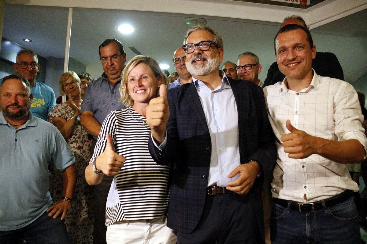 Fèlix Larrosa celebrant la seva victòria a les primàries del PSC a Lleida. 