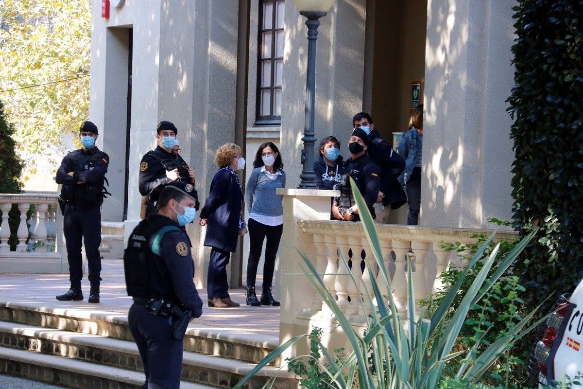 La Guàrdia Civil, aquest dimecres a les portes de l'Ajuntament de Cabrera de Mar