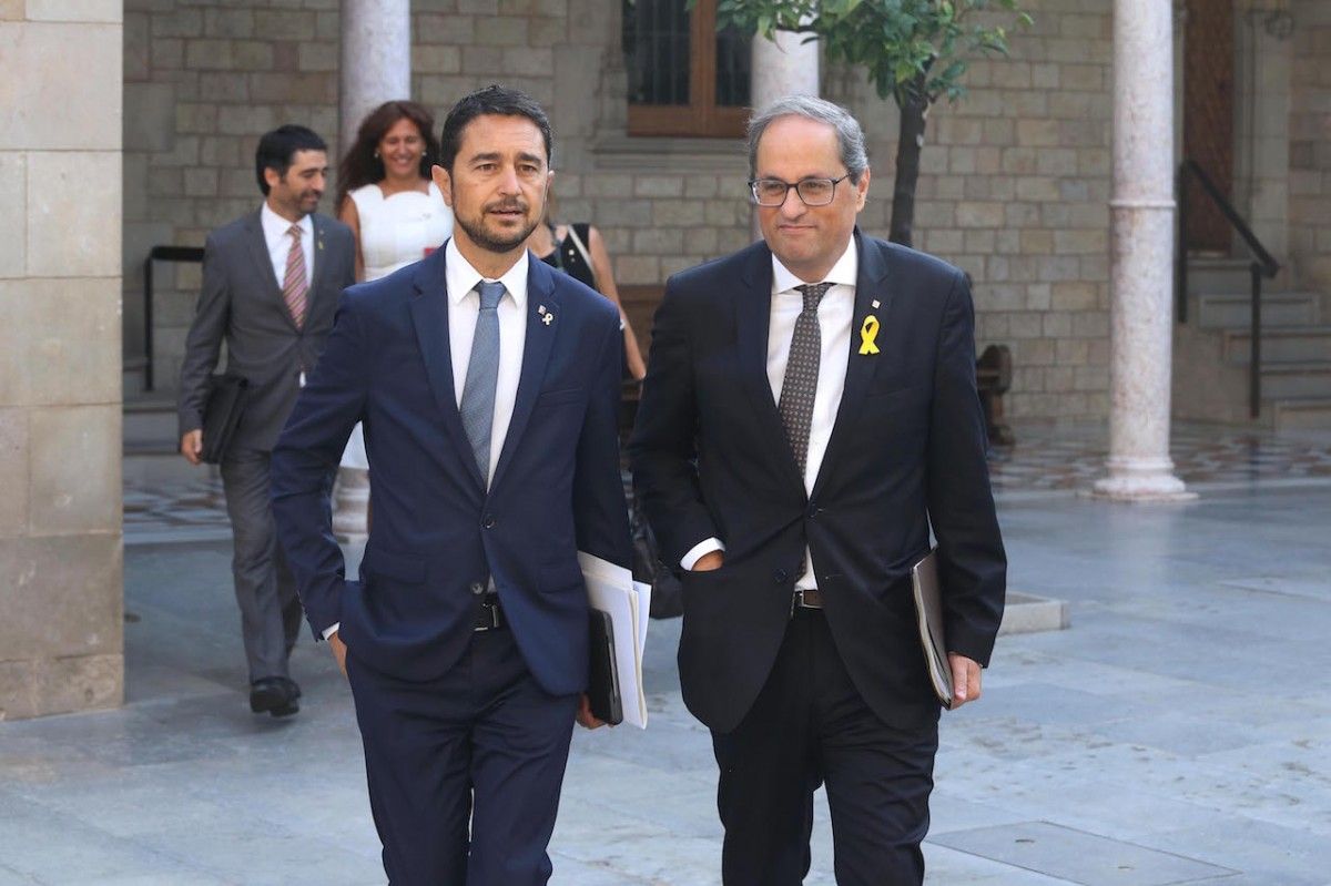 El president de la Generalitat, Quim Torra, es dirigeix a la reunió del Govern acompanyat del conseller Damià Calvet