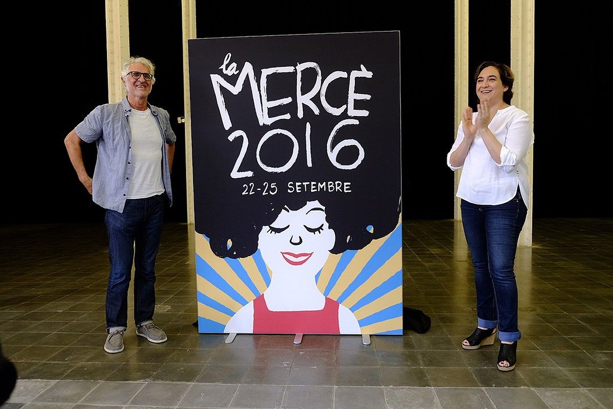 L'il·lustrador Miguel Gallardo i l'alcaldessa Ada Colau amb el cartell de la Mercè 2016
