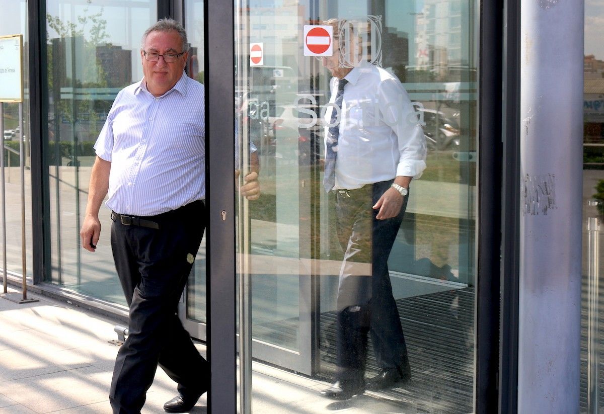 Paco Fernández sortint dels Jutjats de Terrassa.