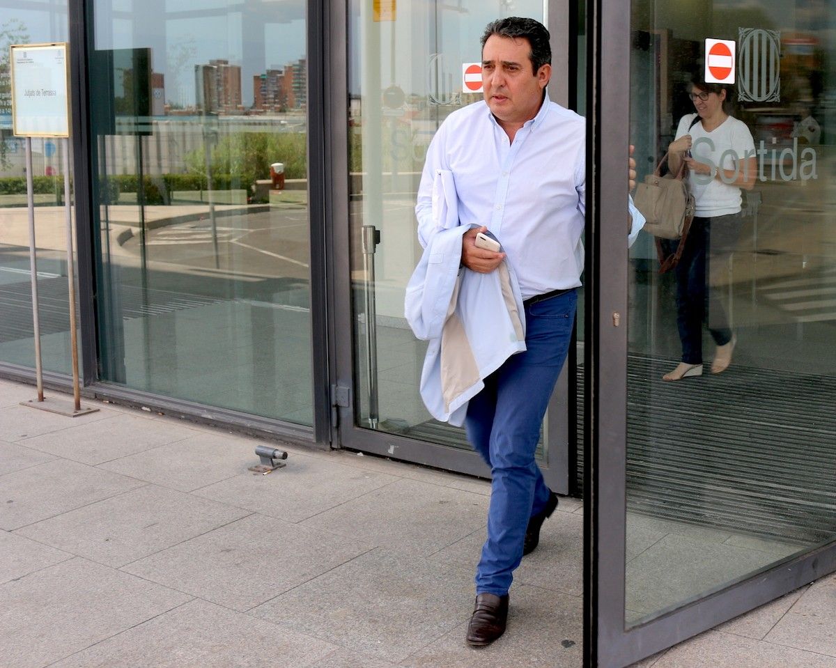 Manuel Bustos, sortint dels Jutjats de Terrassa