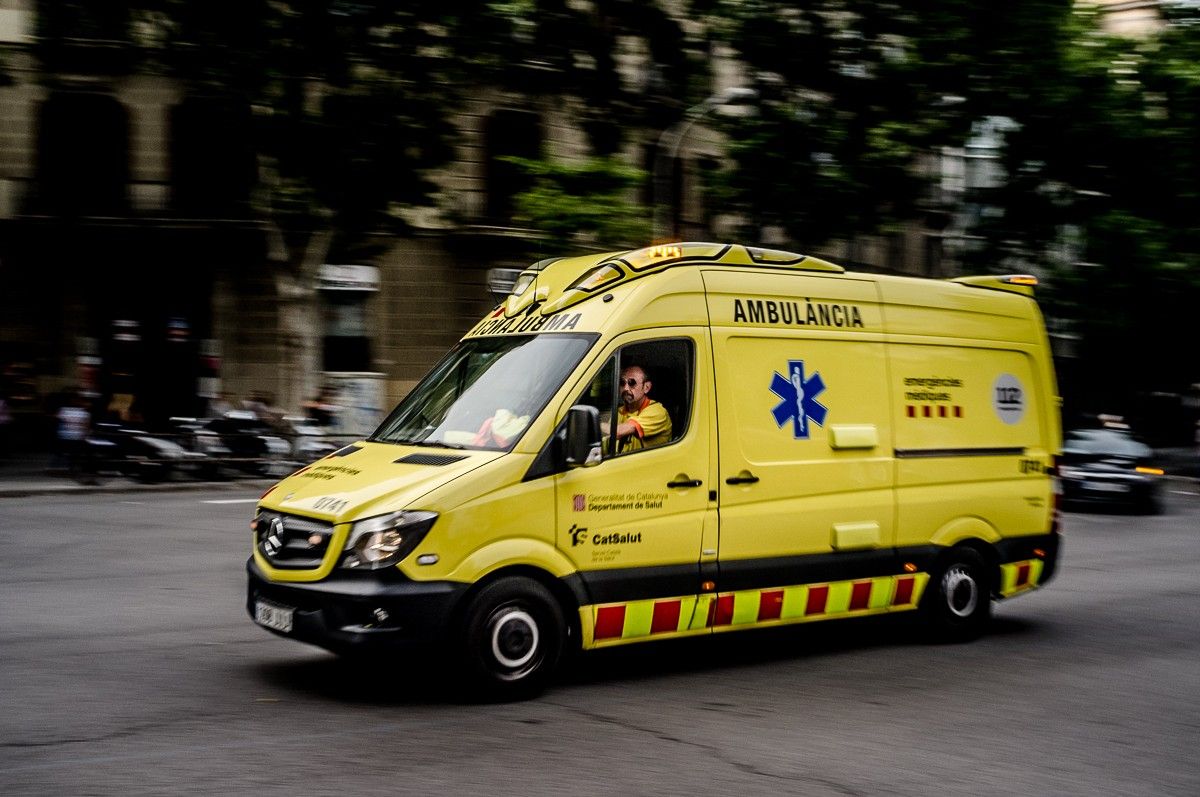 Una ambulància al centre de Barcelona