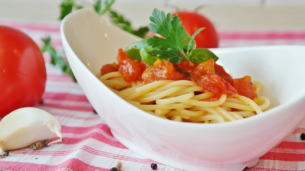 Un plat d'espaguetis amb tomàquets 