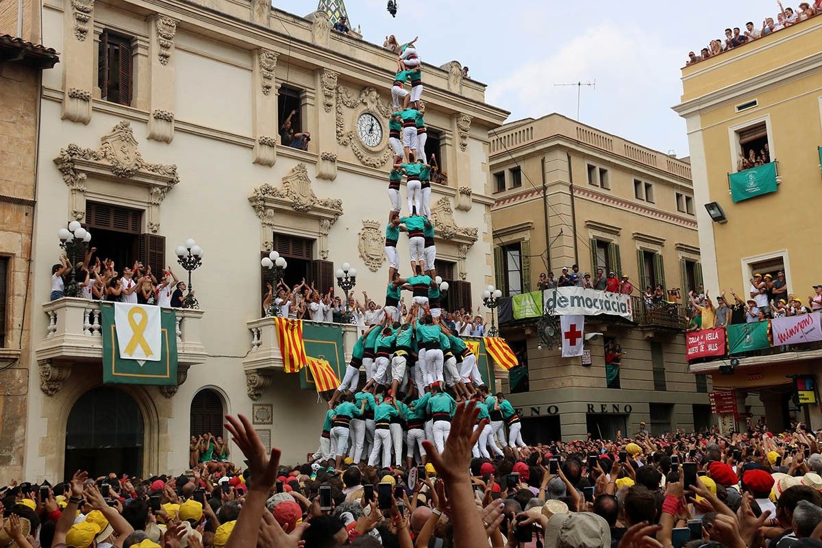 Tres de 10 amb folre i manilles dels Castellers de Vilafranca, en la darrera diada de Sant Fèlix