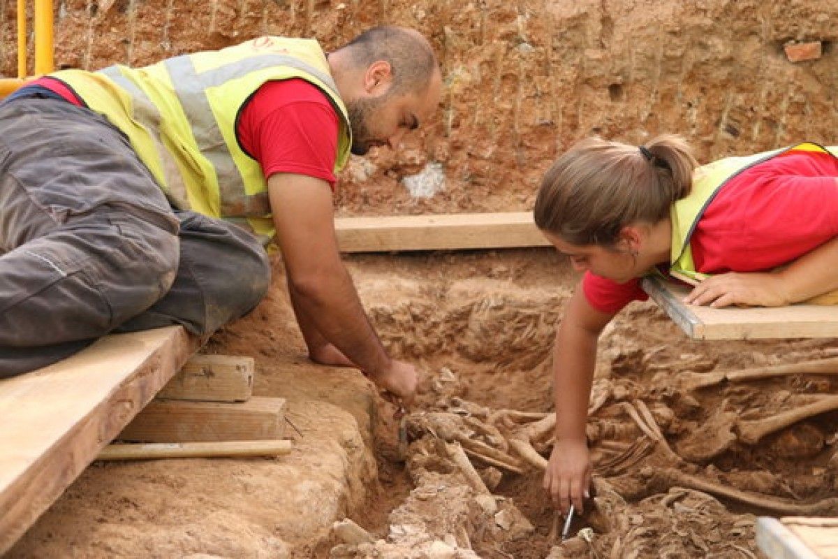 Dos arqueòlegs de l'excavació de fosses descobertes a la Sagrera.