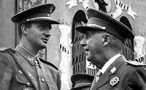 El llavors príncep Joan Carles de Borbó amb el dictador Francisco Franco.