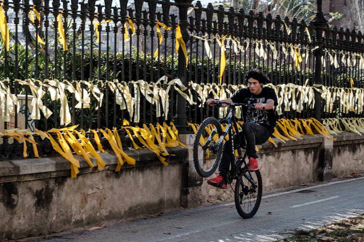 Els llaços grocs al voltant del parc de la Ciutadella