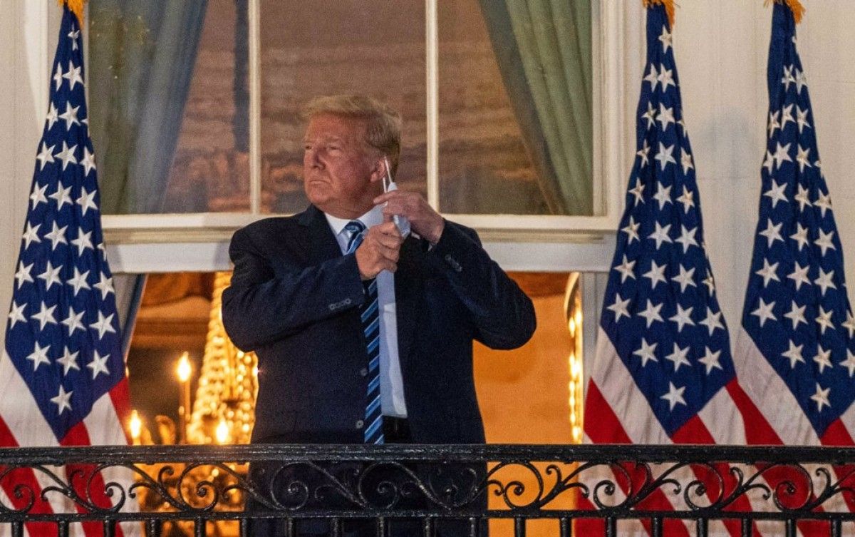 Trump treient-se la mascareta en arribar a la Casa Blanca.