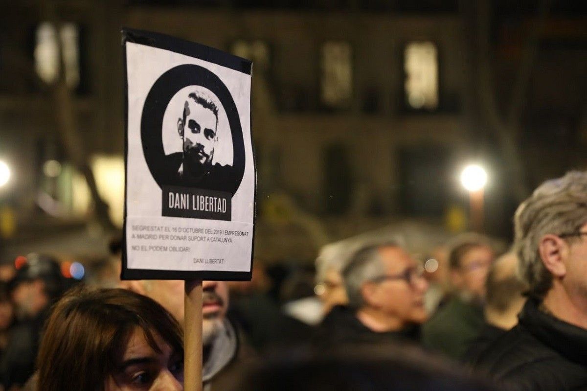 Cartell amb la cara de Dani Gallardo en una manifestació de suport