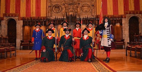 Membres de la Coronela al saló de Cent de l'Ajuntament de Barcelona.