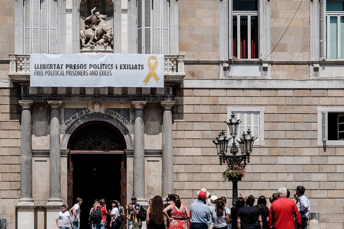 La pancarta pels presos i exiliats al Palau de la Generalitat 