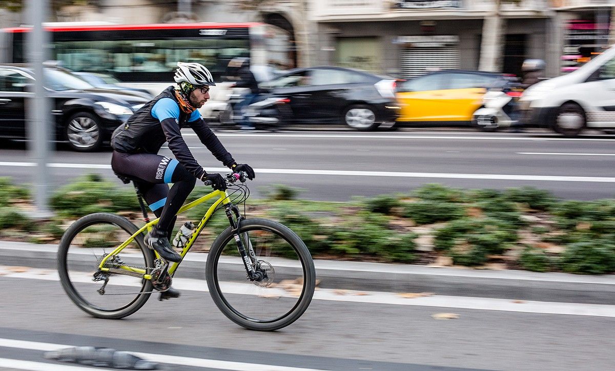Un ciclista circula pel carril bici de l'avinguda Diagonal de Barcelona