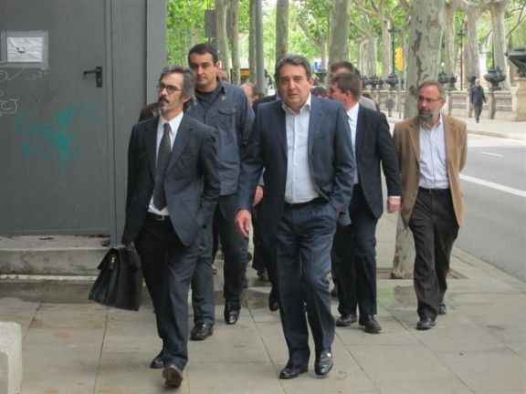 L'exalcalde de Sabadell i expresident de la FMC, Manuel Bustos, acompanyat pel seu advocat. 