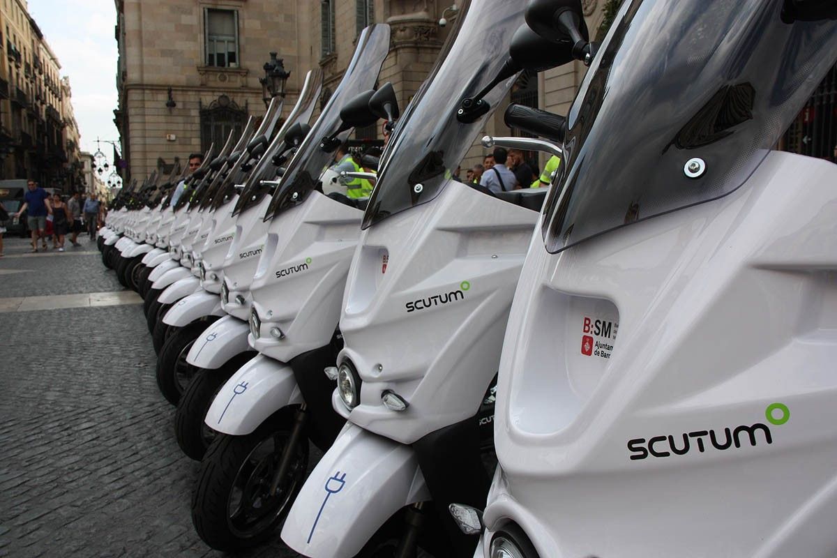 Imatge de la flota de 25 motos elèctriques adquirides per l'Ajuntament de Barcelona