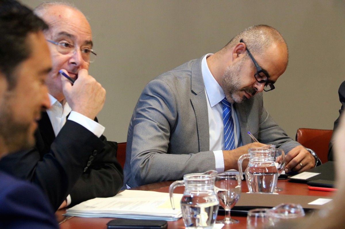 Miquel Buch i Josep Bargalló, durant la reunió del Govern del 4 de setembre