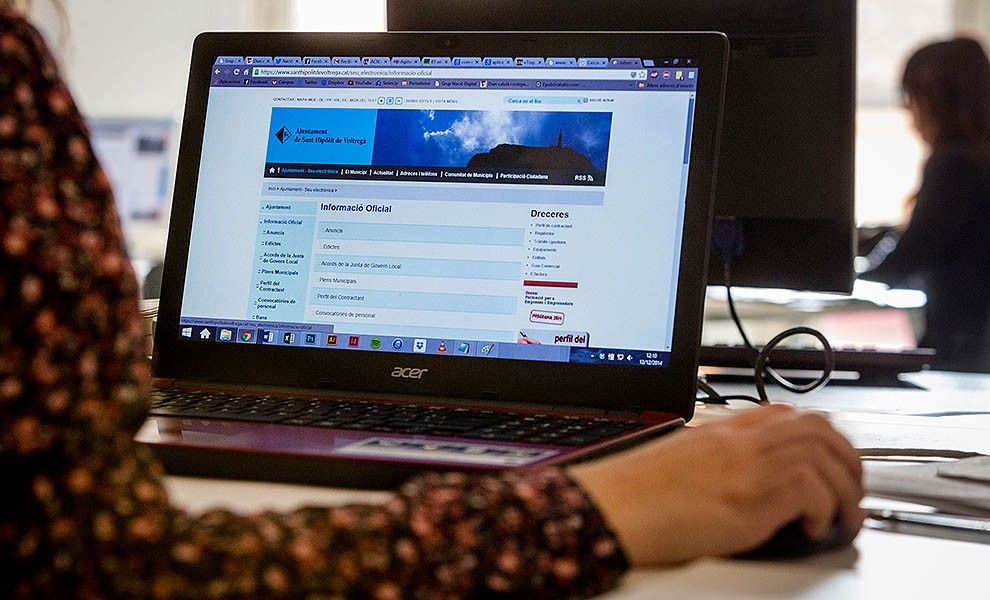 Una treballadora consulta una pàgina web al seu ordinador
