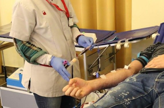 Un jove donant sang a Sabadell