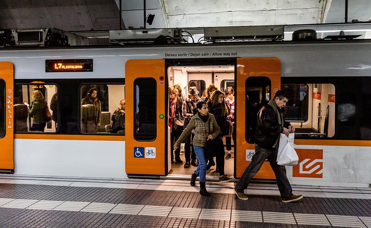 Un comboi dels Ferrocarrils de la Generalitat aturat a l'estació de plaça Catalunya