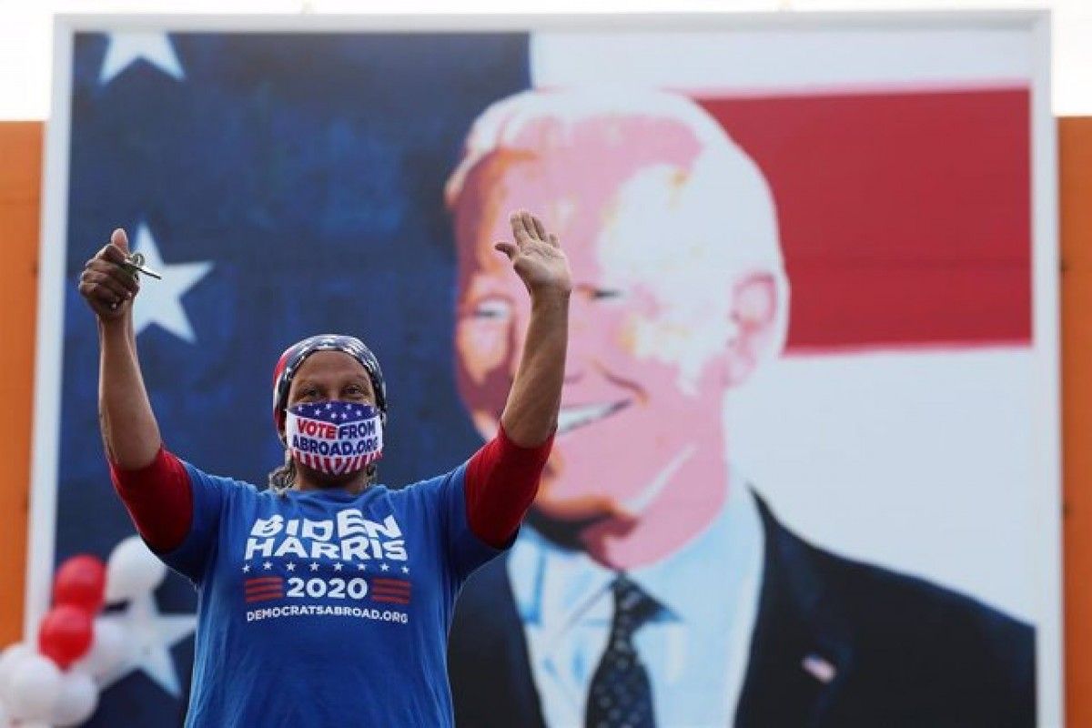 Una dona celebra la victòria de Biden a Califòrnia