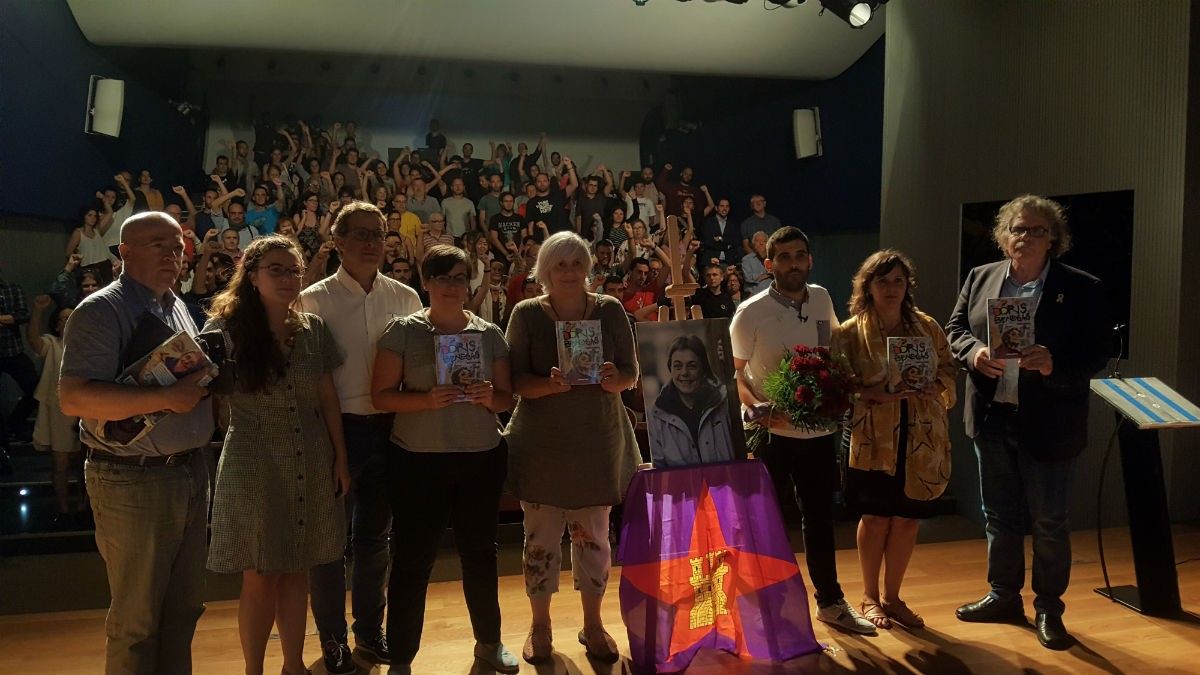 Els ponents de l'acte de record de Doris Benegas a Barcelona, al final de l'homenatge.