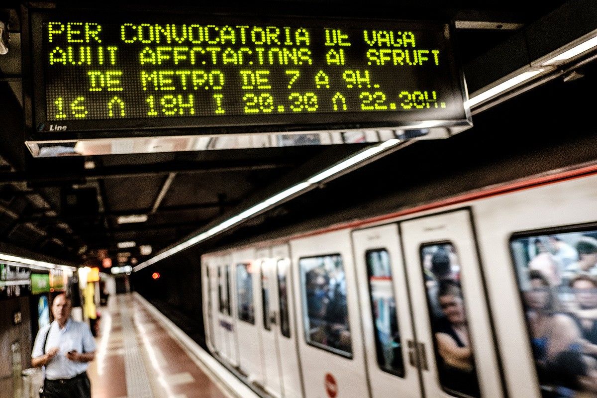 Un cartell advertint d'una vaga al metro de Barcelona