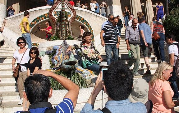 Turistes al Park Güell de Barcelona, en imatge d'arxiu