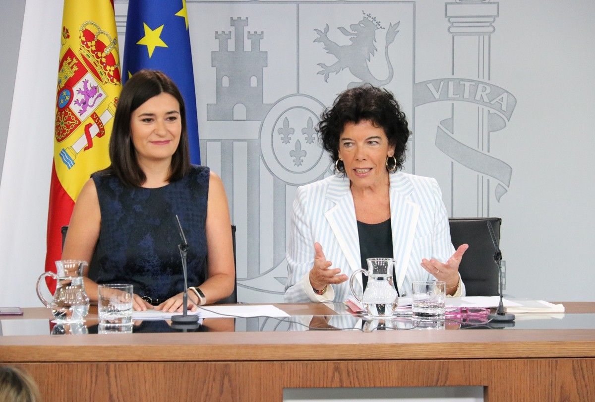 La portaveu del govern espanyol, Isabel Celaá, i la ministra de Sanitat, Carmen Montón