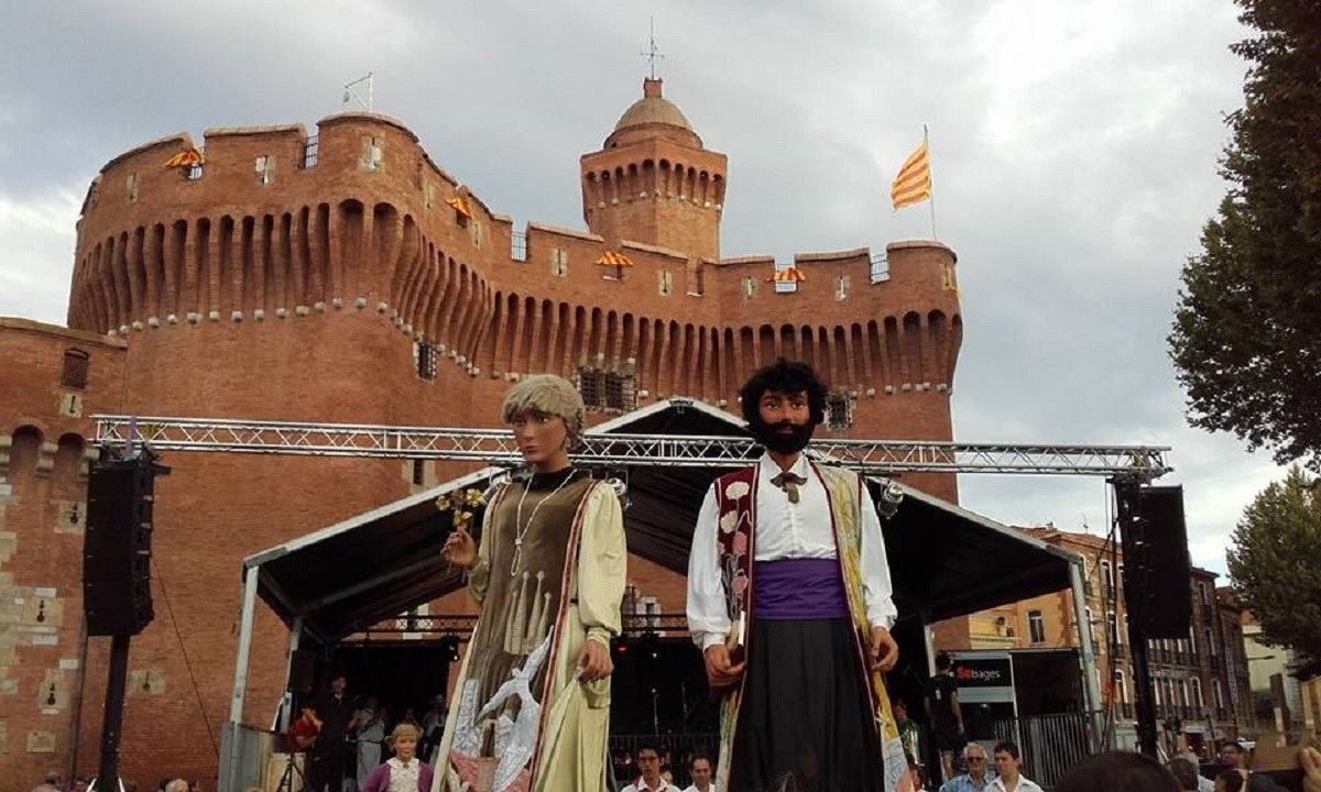 Els Gegants de Terrassa, davant del Castellet de Perpinyà.