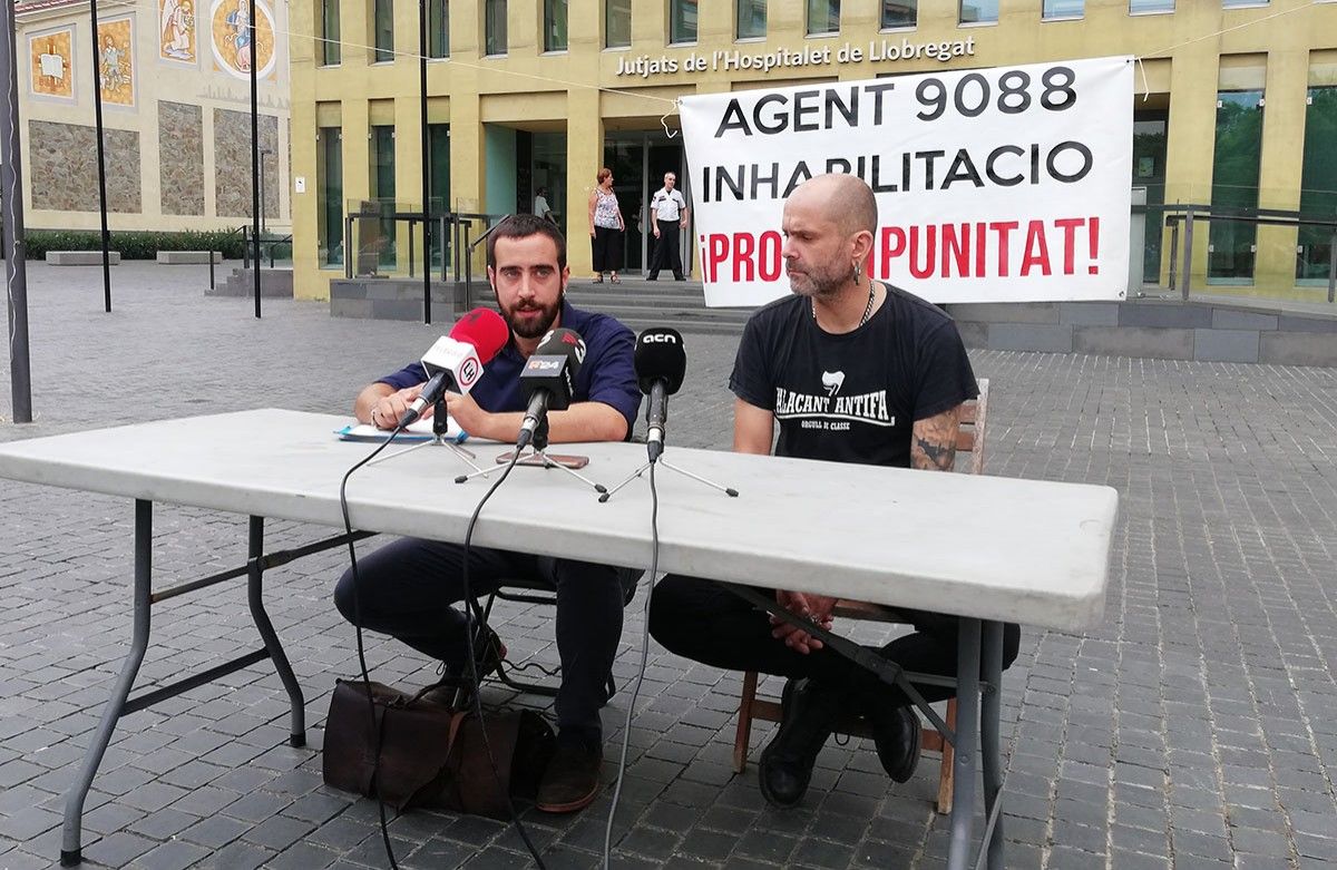Roda de premsa davant dels jutjats de l'Hospitalet amb David Aranda i Ramon Gómez.