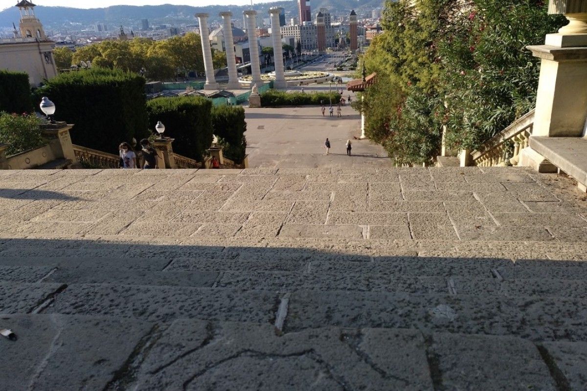 La làpida  a les escales de Montjuïc