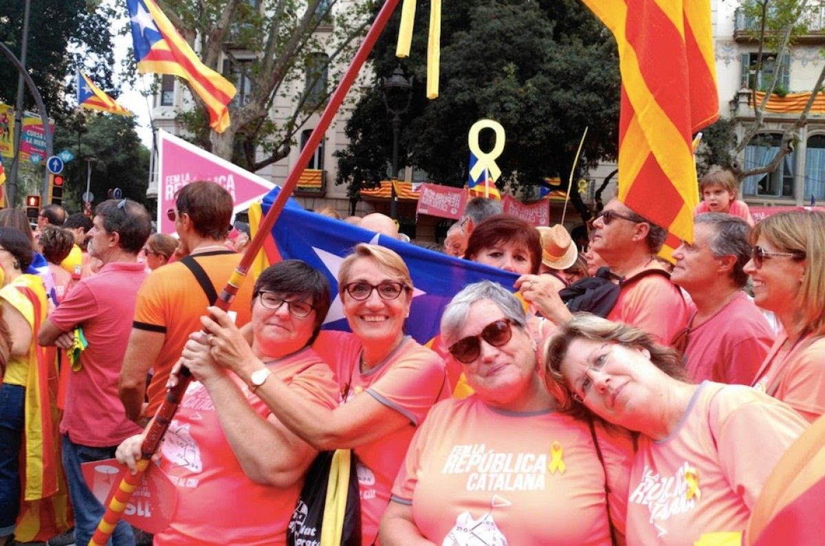 Montserrat Rodríguez (al mig) amb un grup de manifestants de Vilanova i la Geltrú a la Diagonal.