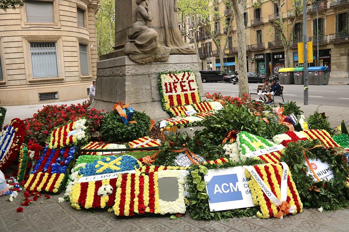 L'ofrena floral al monument a Rafael Casanova torna a estar ben posada després que la Guàrdia Urbana hagi recol·locat les flors 