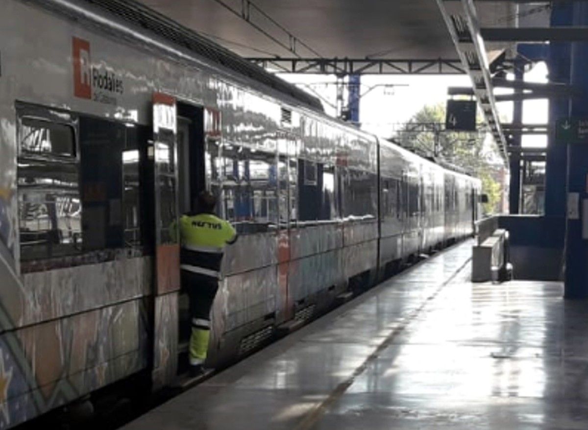 Un tren estacionat a l'estació Lleida-Pirineus