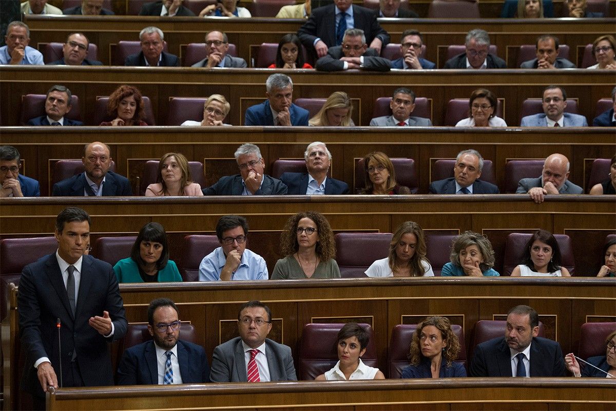 Pedro Sánchez, atrapat entre els barons i la possible alternativa a Rajoy