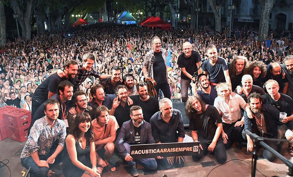 Imatge del concert de celebració dels 15 anys, a l'escenari de la Rambla de Figueres