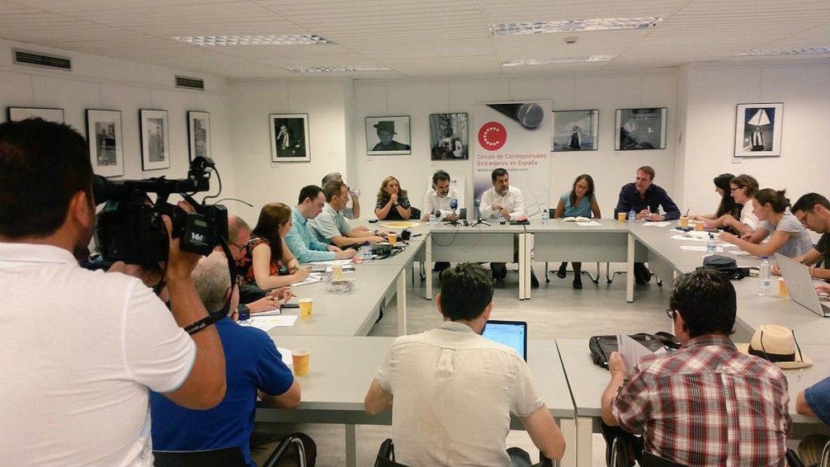 La trobada de Jordi Sànchez i Jordi Cuixart amb els corresponsals estrangers