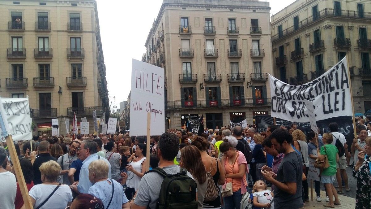 La manifestació, a les portes de l'Ajuntament a la Plaça Sant Jaume