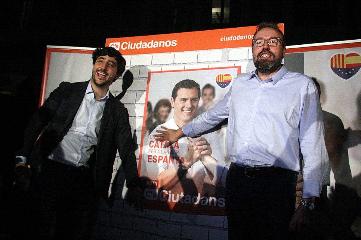 Toni Roldán i Juan Carlos Girauta, a l'enganxada de cartells de la campanya electoral del 2016