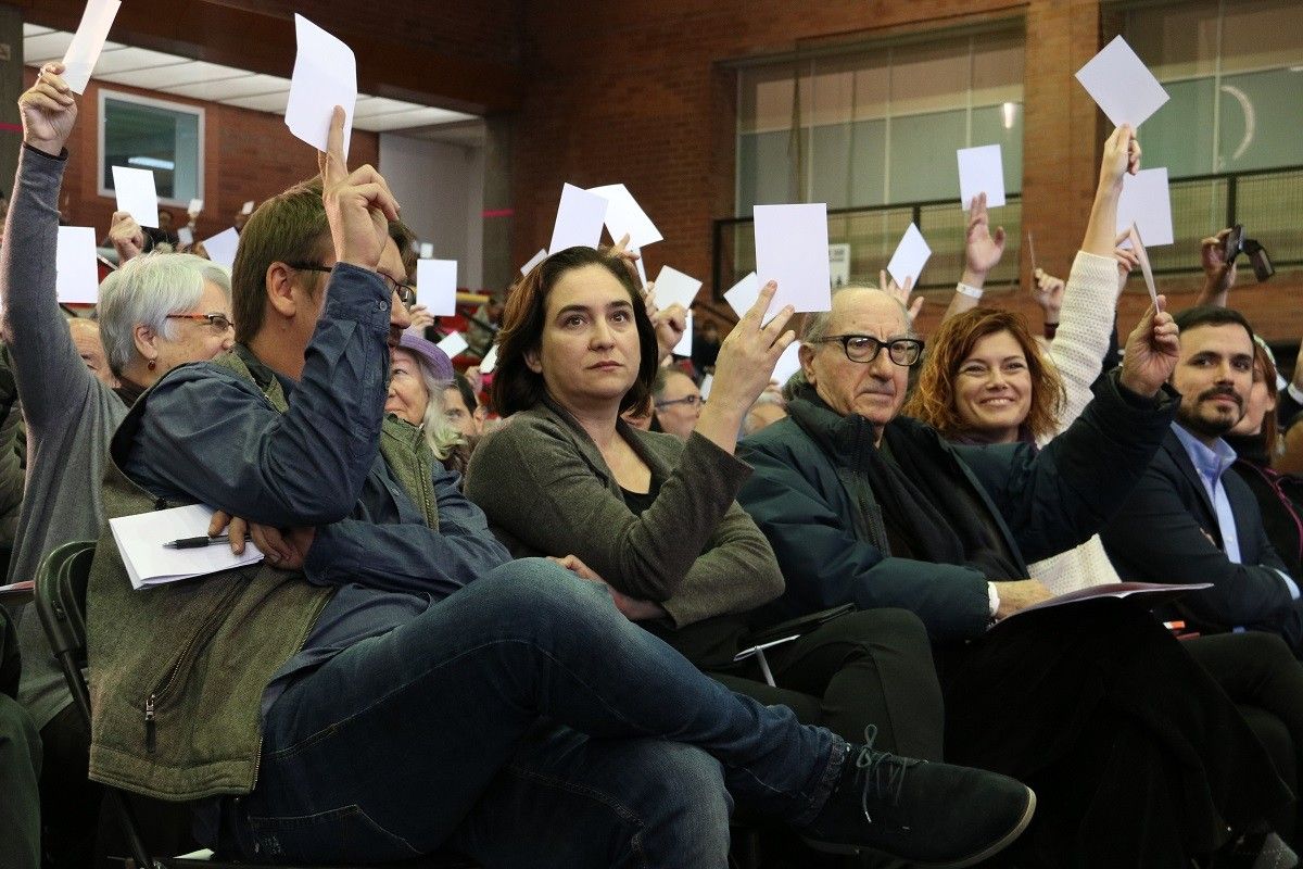 Xavier Domènech, Ada Colau, Vicenç Navarro i Elisenda Alamany, en una votació de Barcelona en Comú