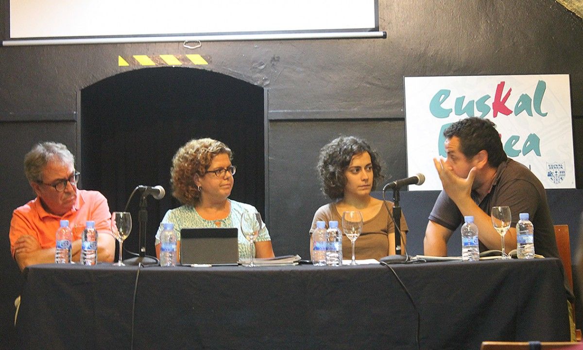 La periodista Laia Soldevila ha moderat la taula al casal d'Euskal Etxea