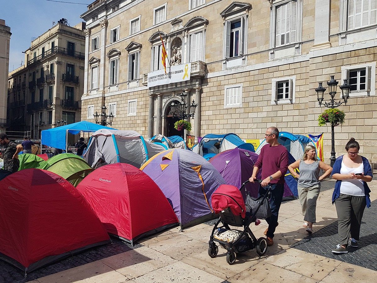 L'acampada per la Llibertat a la plaça de Sant Jaume de Barcelona