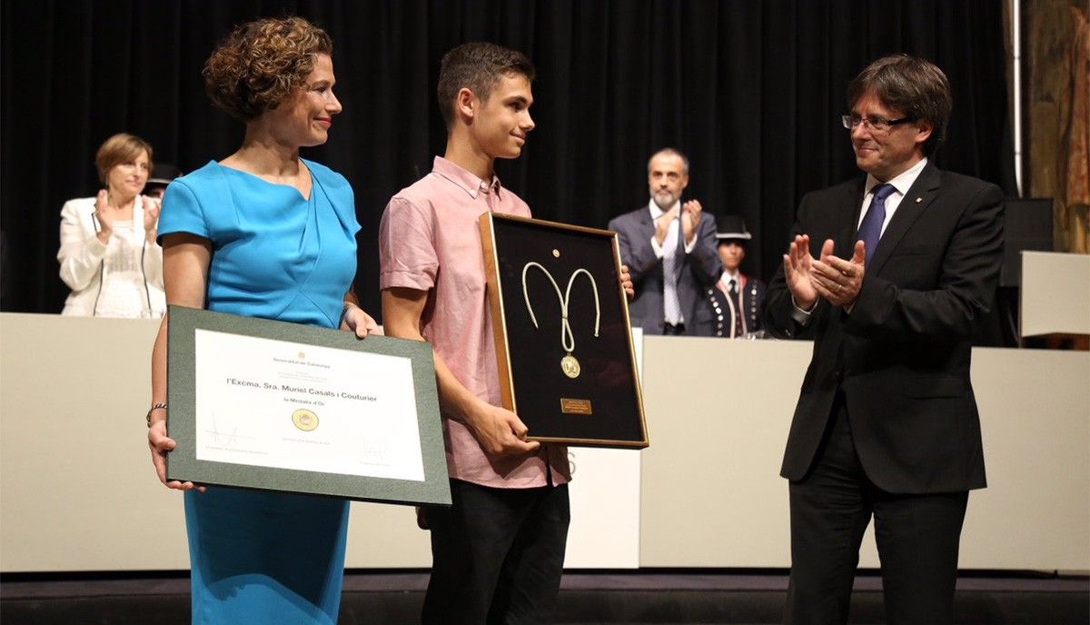 Carles Puigdemont ha lliurat la Medalla d'Or a títol pòstum a la família de Muriel Casals