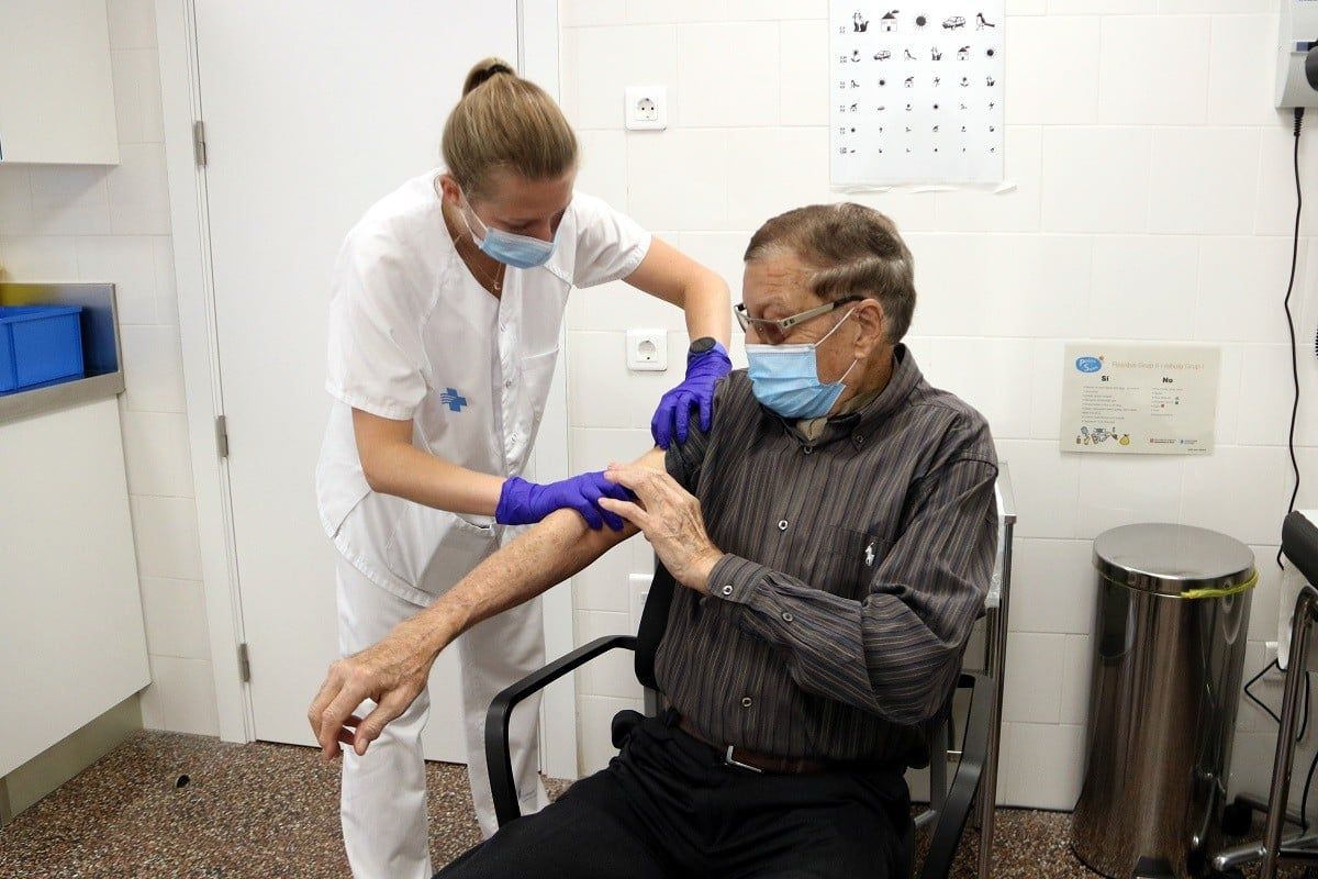Un home, durant la campanya de vacunació de la grip