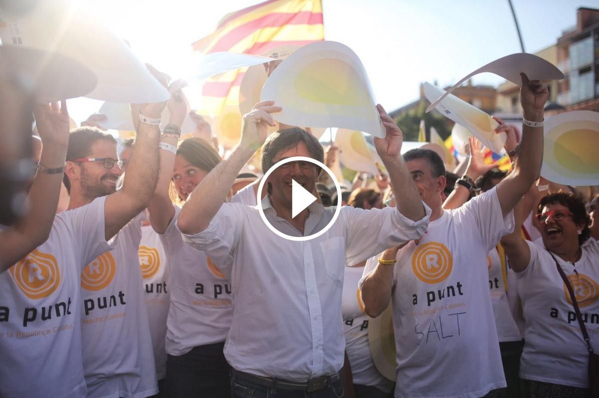 Carles Puigdemont aixecant el punter a la manifestació de la Diada a Salt