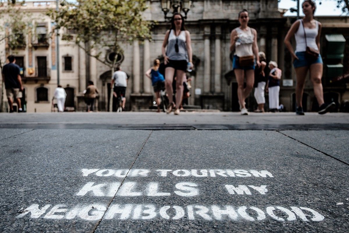 Pintades contra el turisme als carrers de la Barceloneta