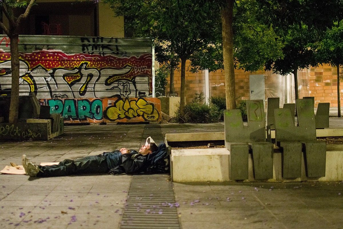 Un persona sense sostre dormint als carrers de Barcelona