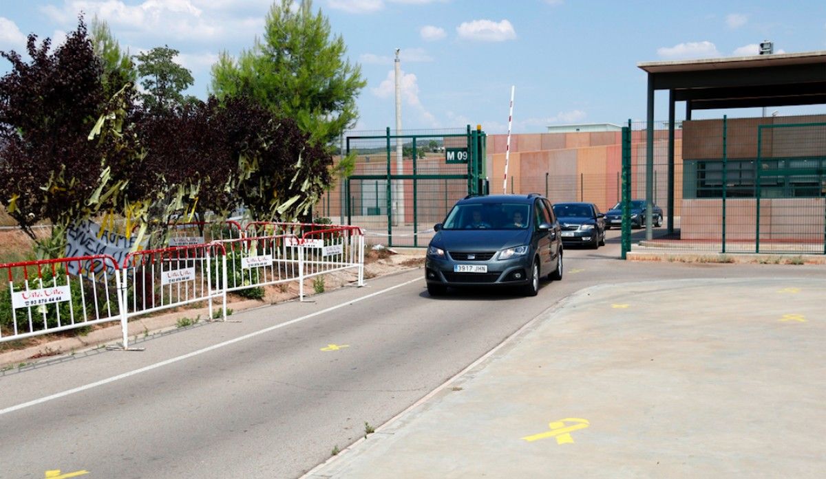 Vehicles sortint de Lledoners després de visitar els presos, en una imatge d'arxiu