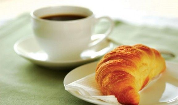 Un croissant i un cafè